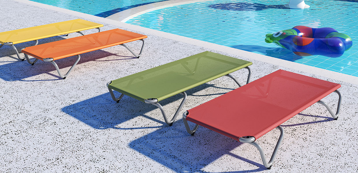 Fun Kinderstapelliegen in grün, orange, gelb und rot im Schwimmbad